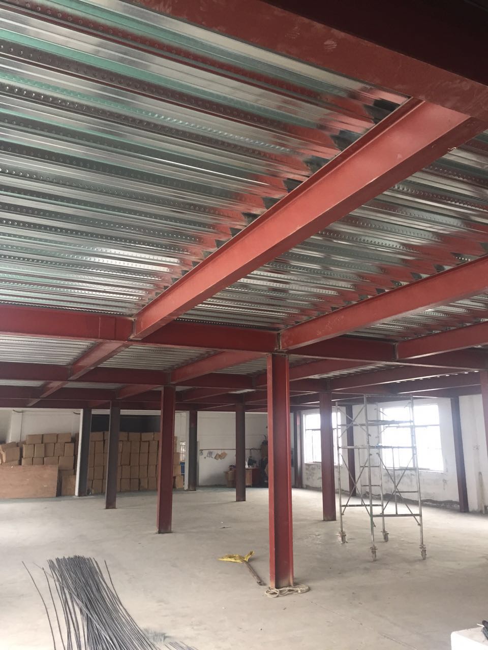 民衡彩鋼樓承板安裝現(xiàn)場(chǎng)